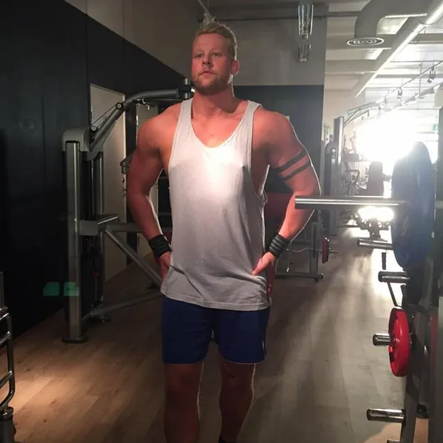 Mann poserer i hvit skjorte